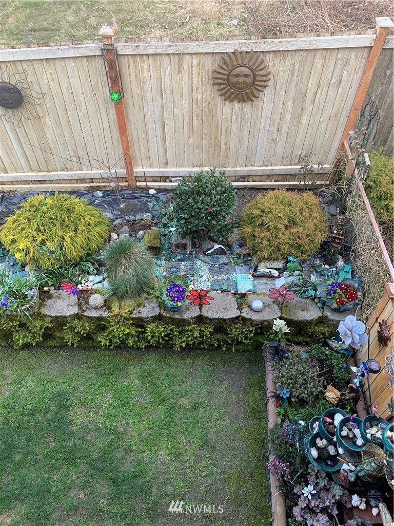 1625 Chestnut Street Everett, WA 98201 - Photo 23 of 27 a backyard of a house with lots of green space and plants