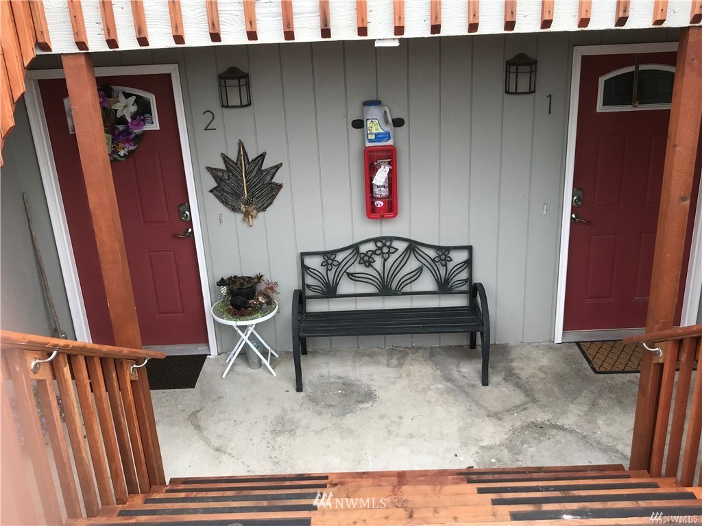 1625 Chestnut Street Everett, WA 98201 - Photo 4 of 27 a living room with furniture and a rug