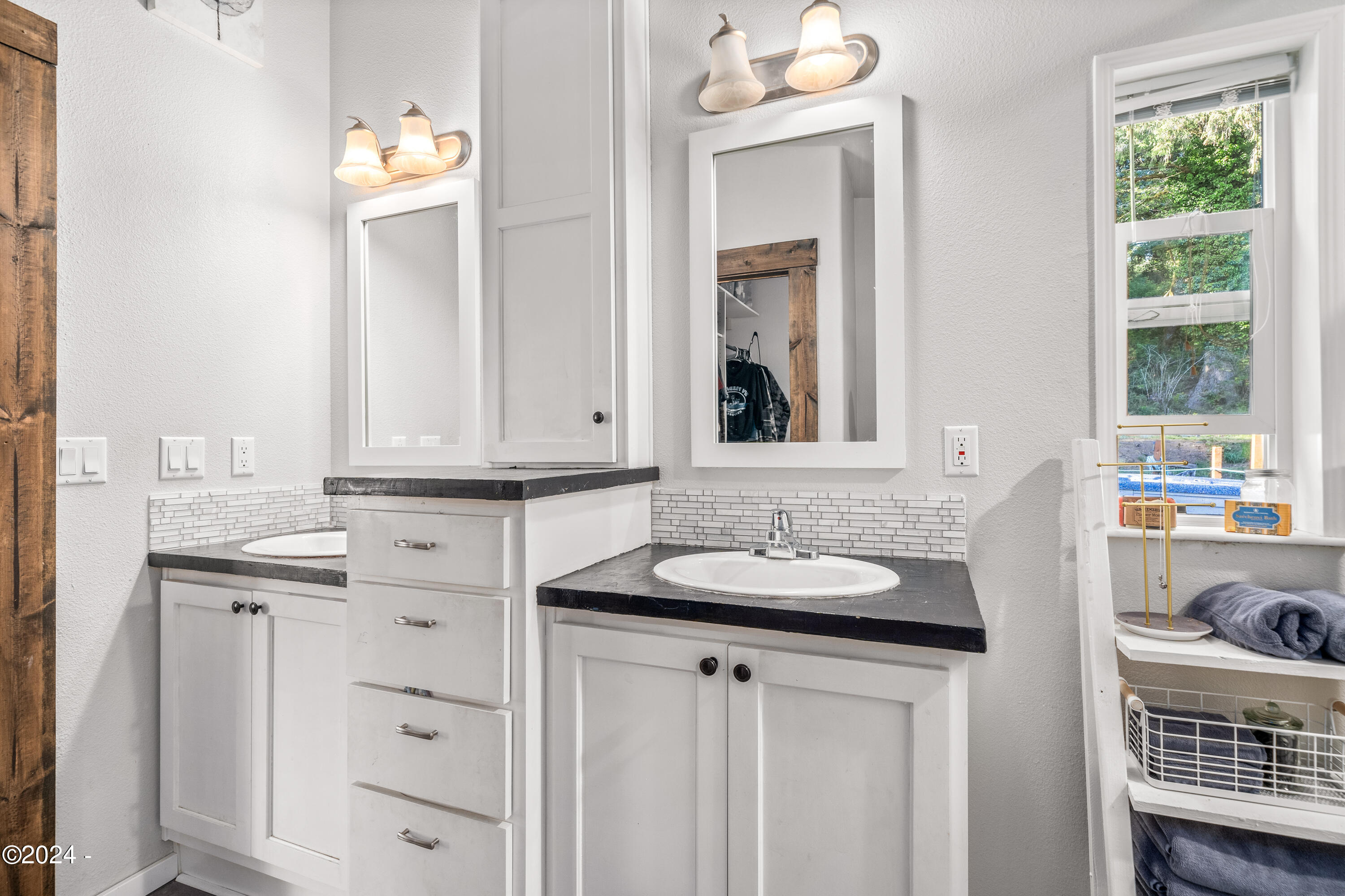 405 Southeast John Nye Road Newport, OR 97365 - Photo 25 of 54 Double Vanity