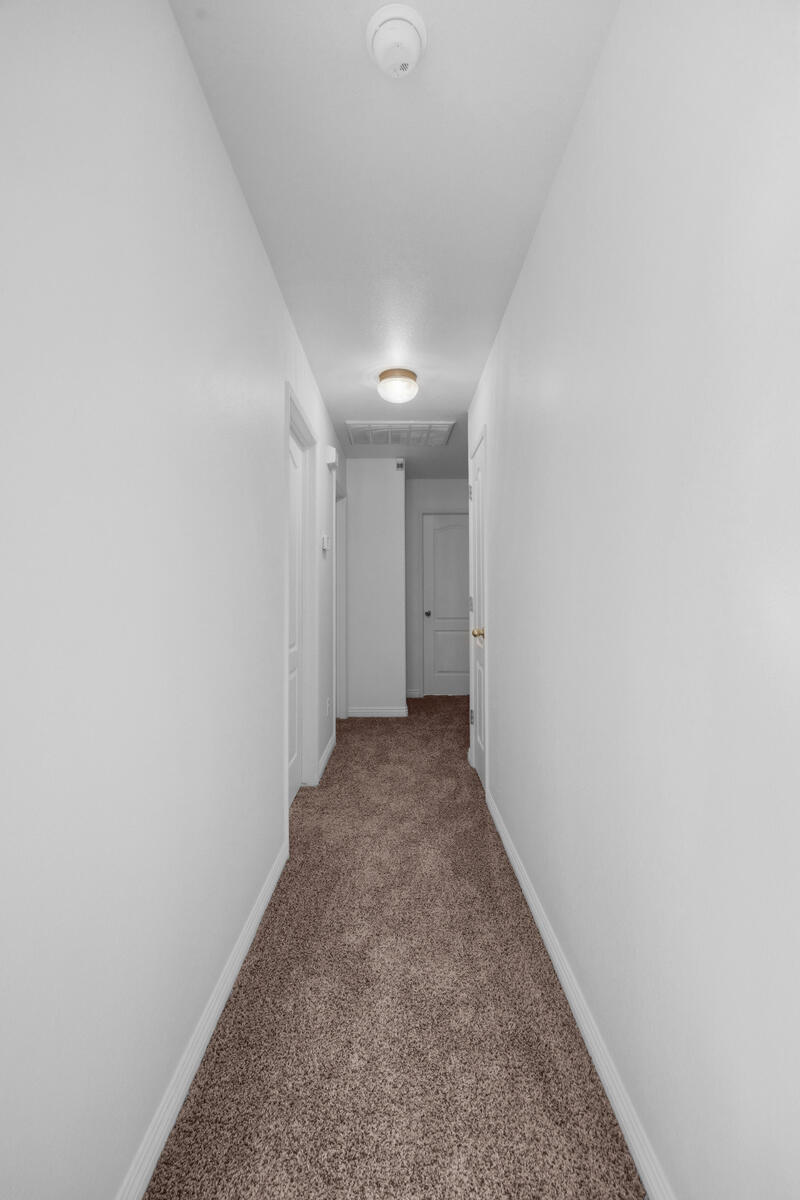 1752 Modoc Avenue Tulare, CA 93274 - Photo 21 of 45 21 - Hallway