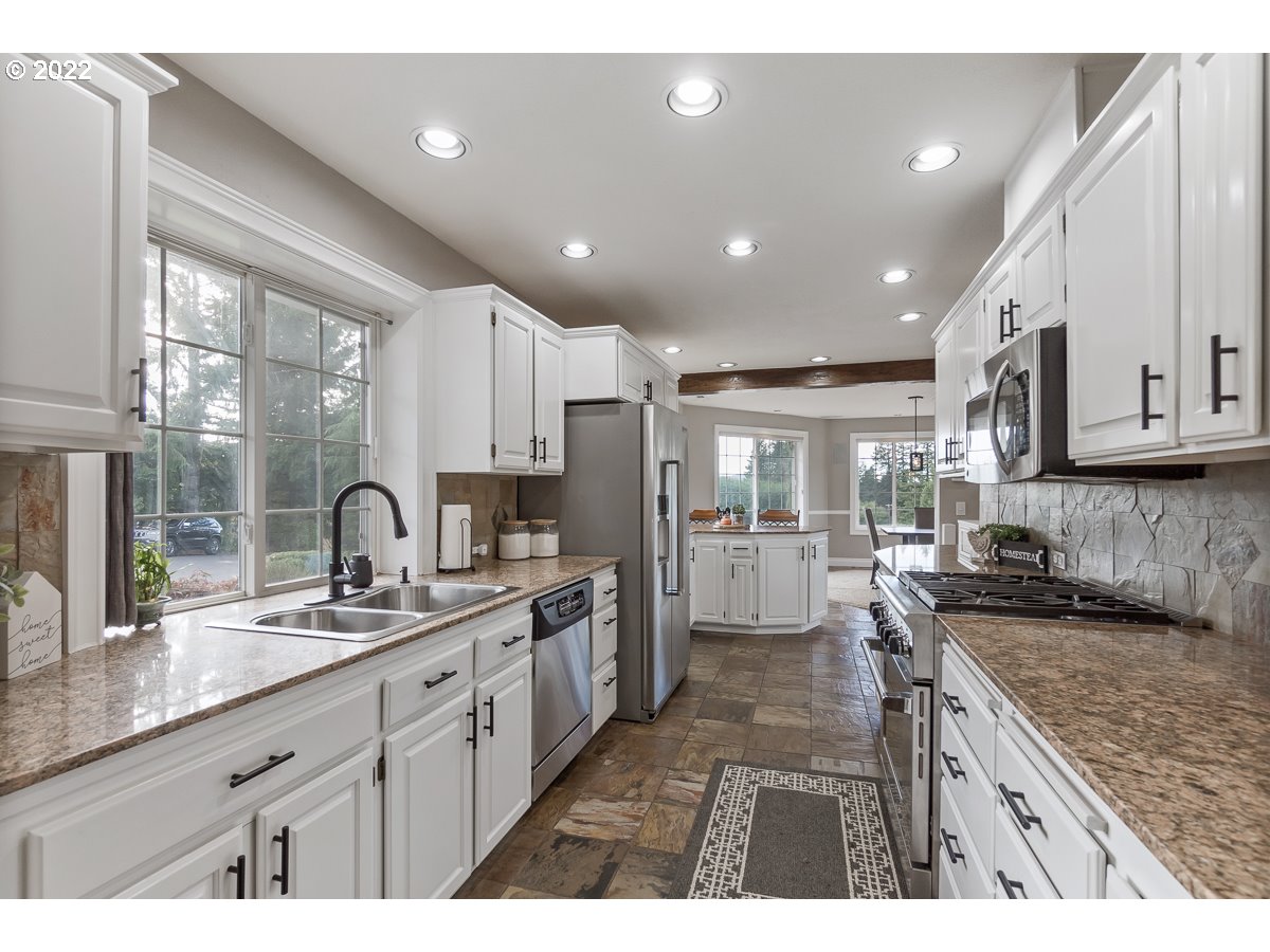 22140 Southwest Schmeltzer Road Sherwood, OR 97140 - Photo 10 of 32 Kitchen