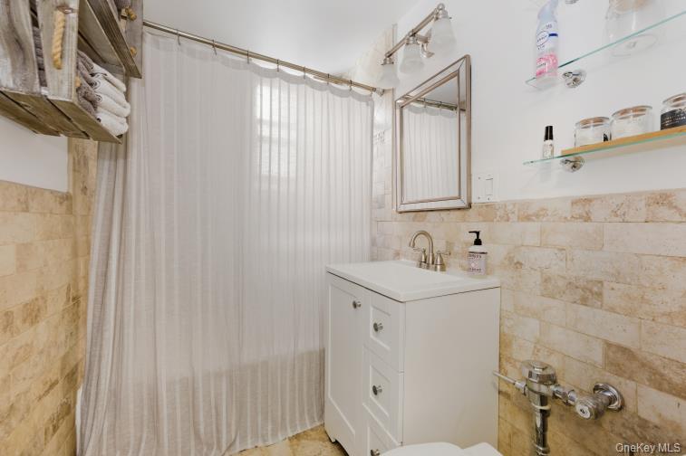 765 Bronx River Road, Unit 2I Bronxville, NY 10708 - Photo 9 of 13 a bathroom with a sink and a mirror