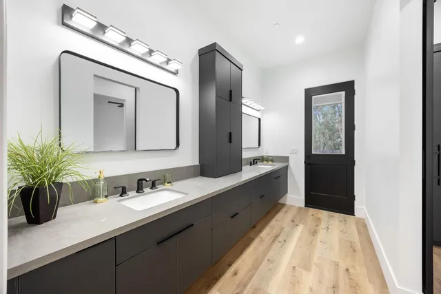 a en suite bathroom with a double vanity sink and a mirror