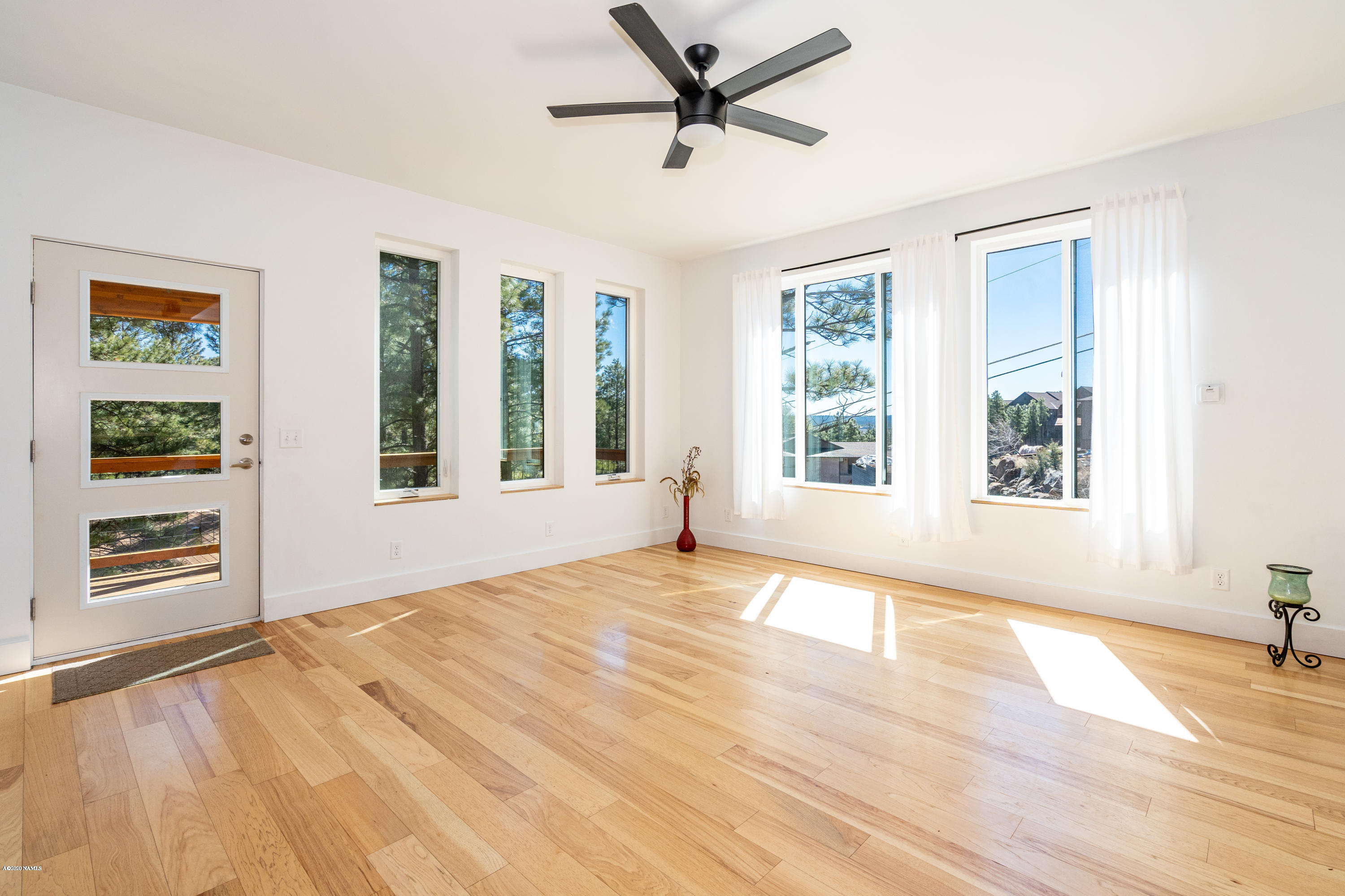 774 North Forest View Drive Flagstaff, AZ 86001 - Photo 9 of 33 Living room