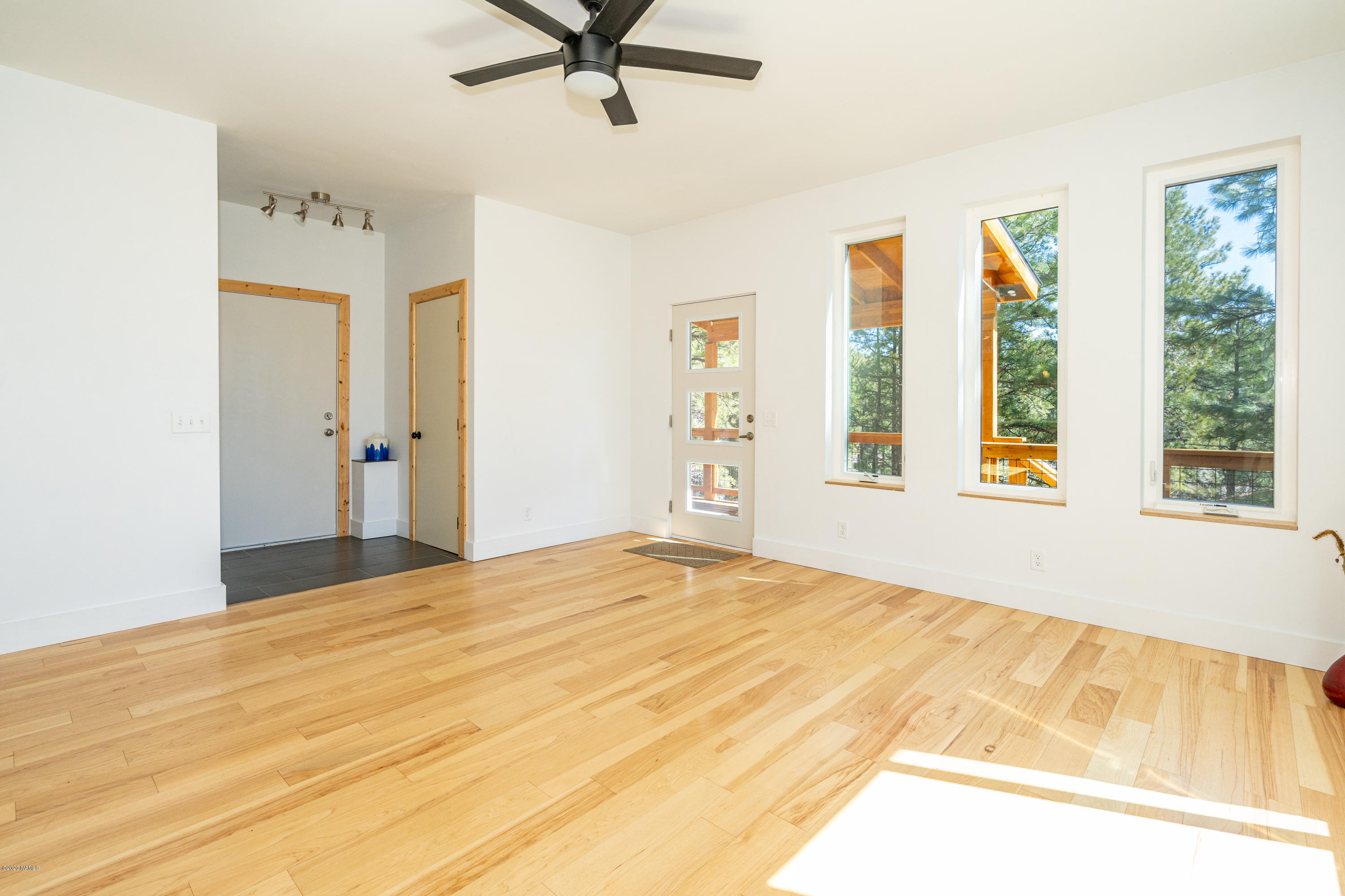 774 North Forest View Drive Flagstaff, AZ 86001 - Photo 10 of 33 Living room