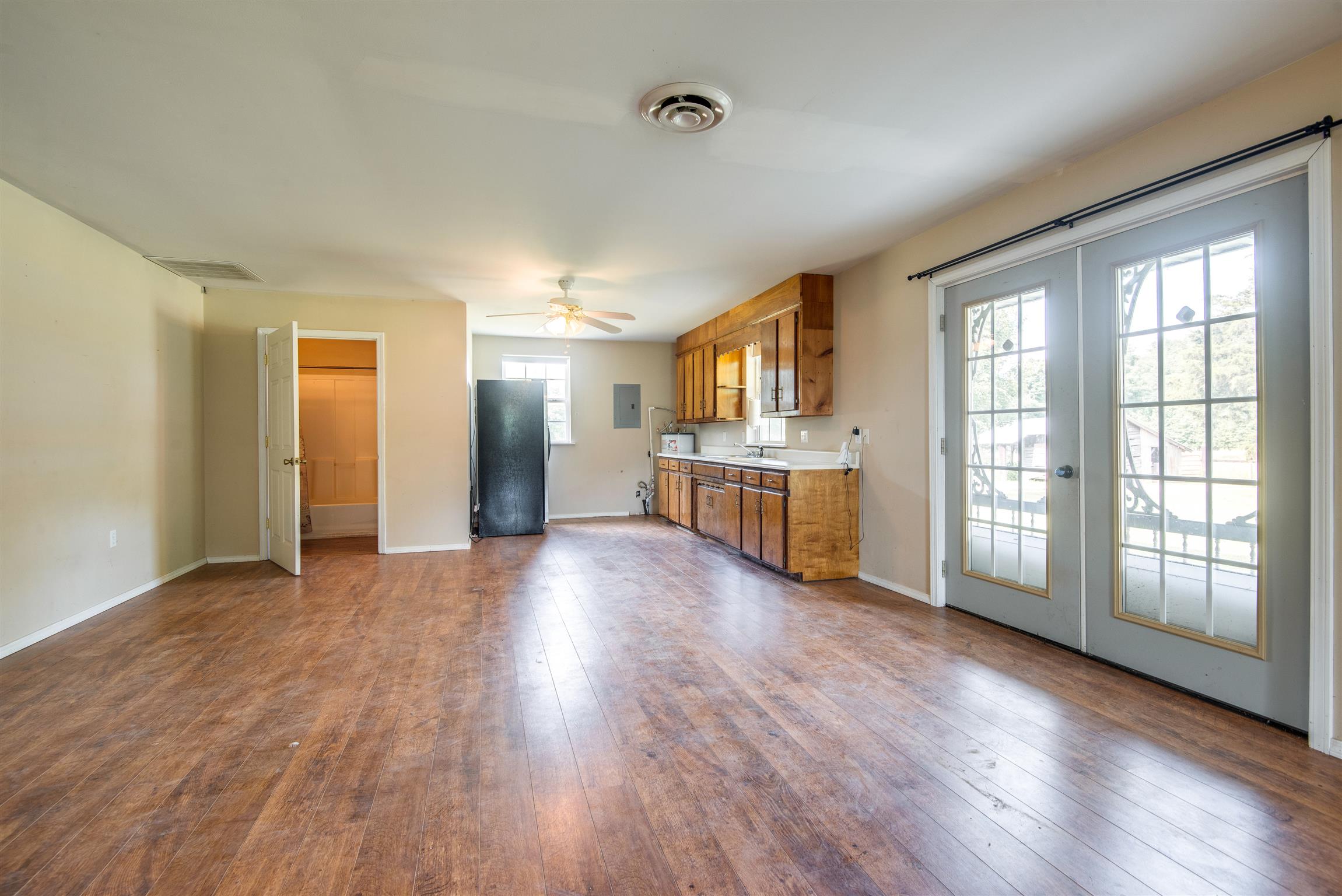 3198 Arnold Road Centerville, TN 37033 - Photo 16 of 30 Guest house with attached huge garage/ workshop...you name it, 3198 Arnold Road has it all!
