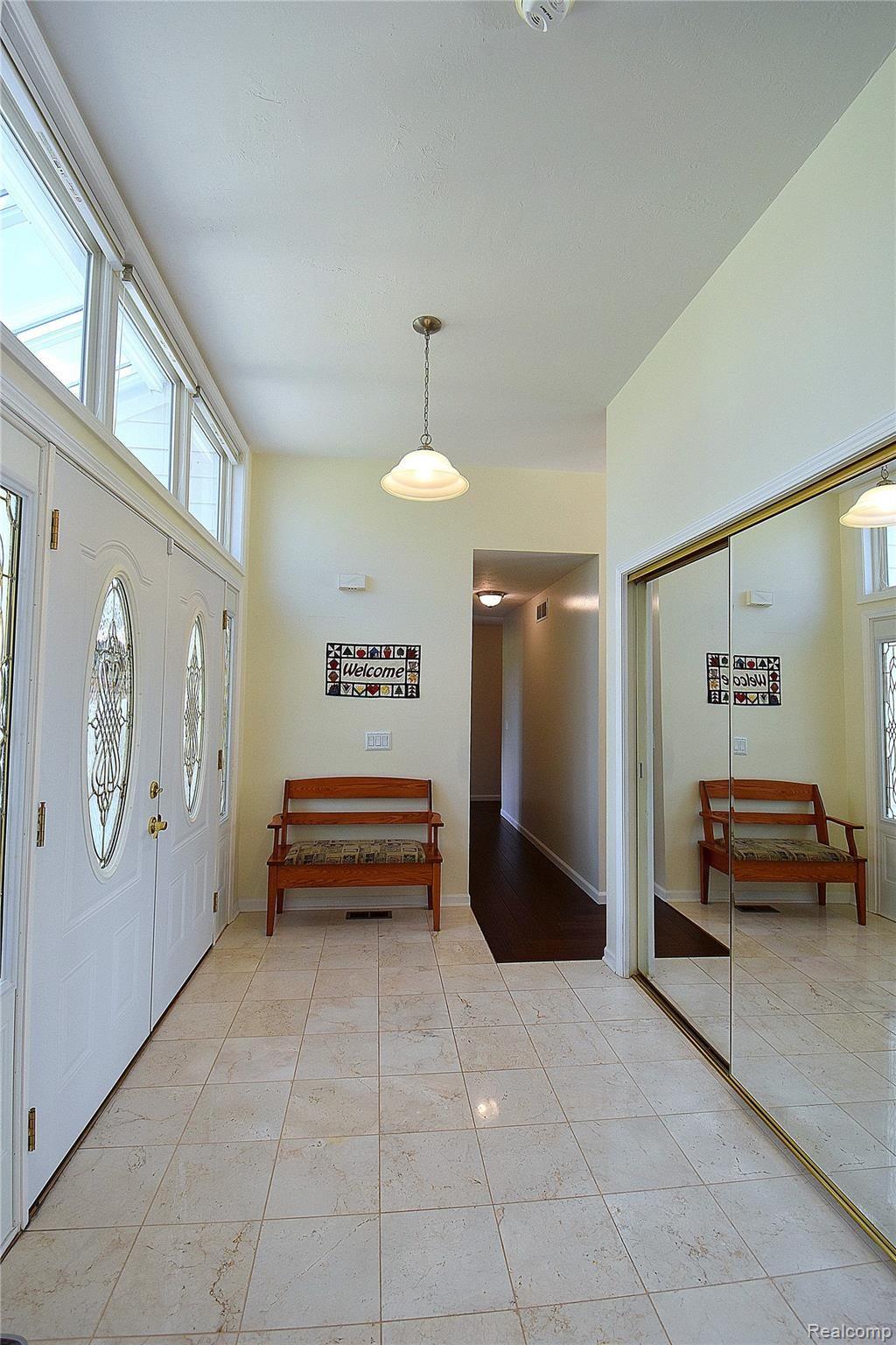 6747 Pinckney Road Pinckney, MI 48169 - Photo 17 of 44 15 FOYER.JPG