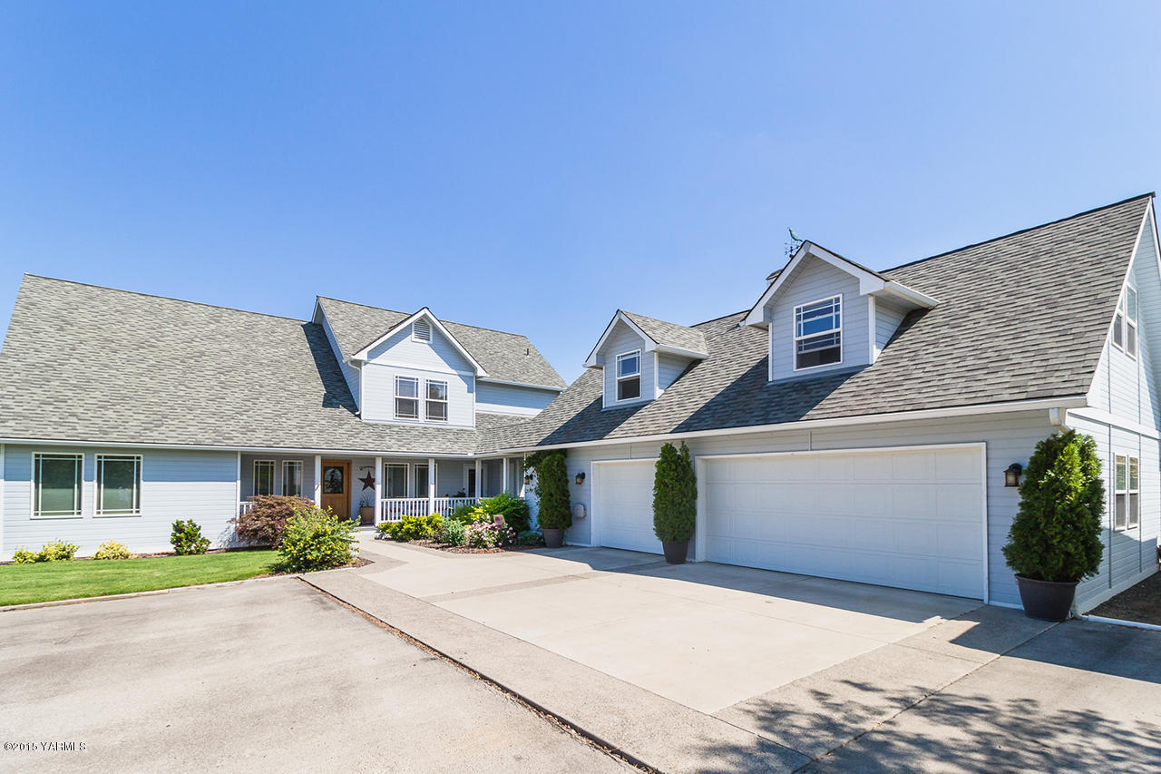 2971 Nelson Road Yakima, WA 98903 - Photo 1 of 43 a front view of a house with a yard and garage