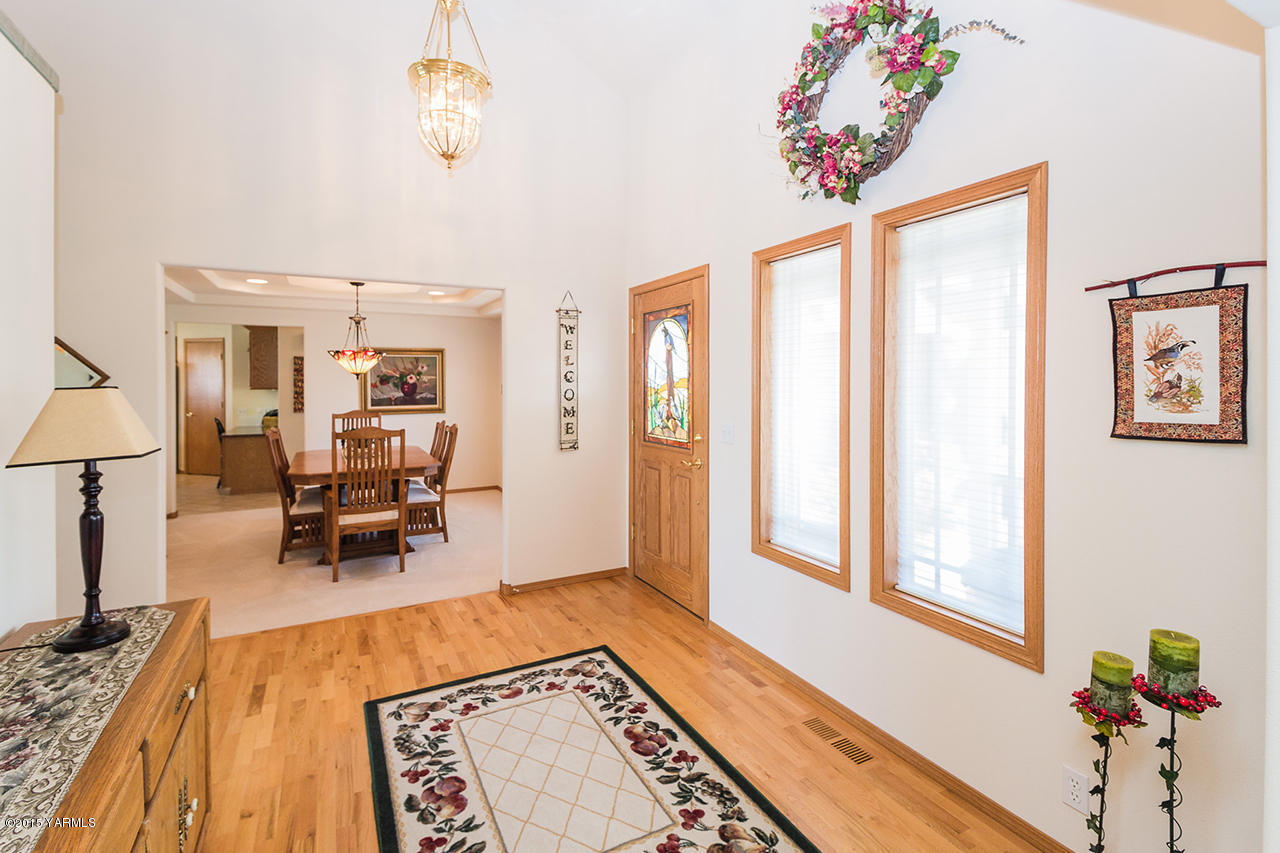 2971 Nelson Road Yakima, WA 98903 - Photo 2 of 43 a living room with furniture and a table