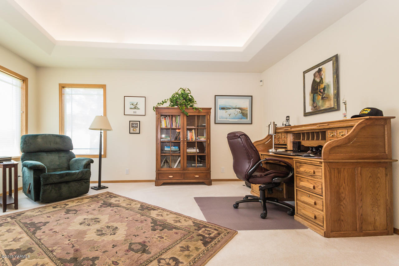 2971 Nelson Road Yakima, WA 98903 - Photo 12 of 43 a livingroom with workspace and a couch
