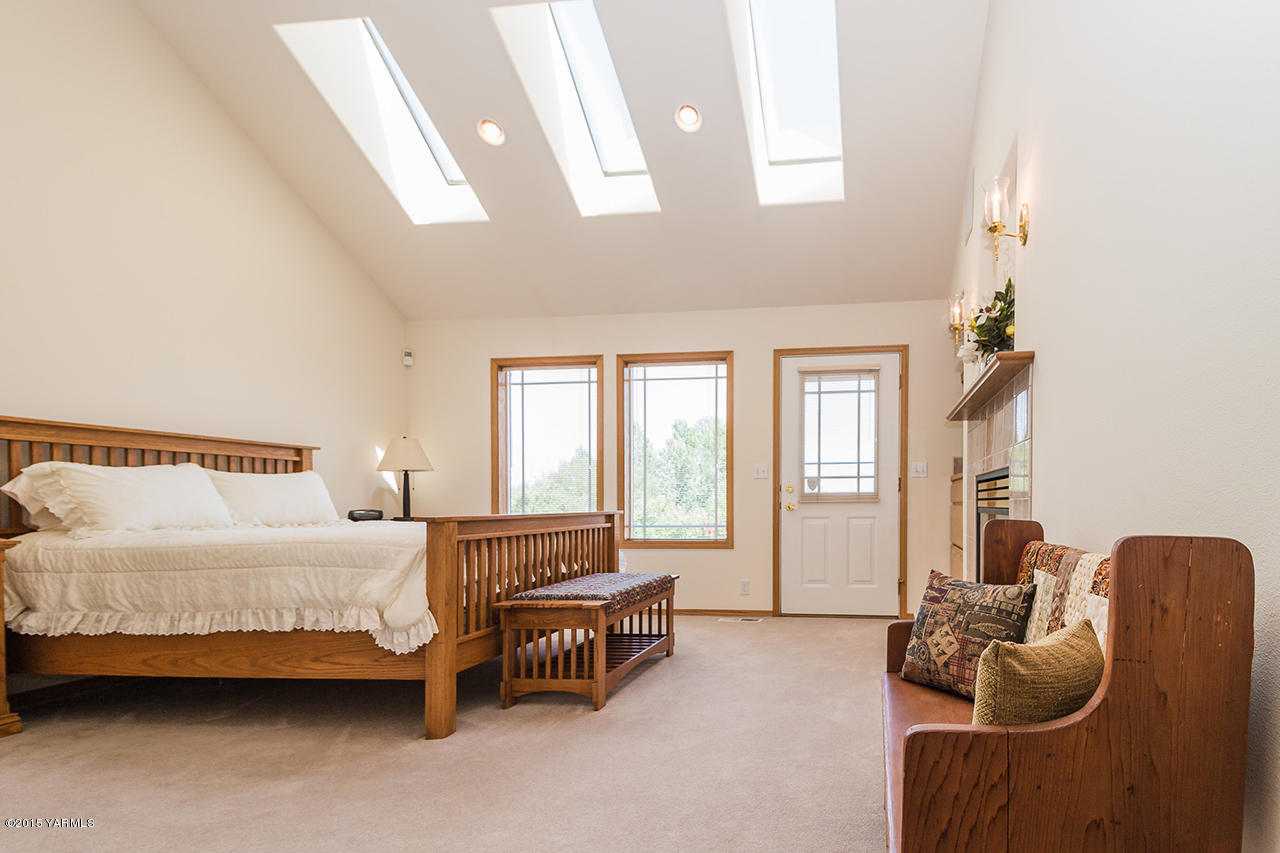 2971 Nelson Road Yakima, WA 98903 - Photo 15 of 43 a bedroom with furniture and a large window