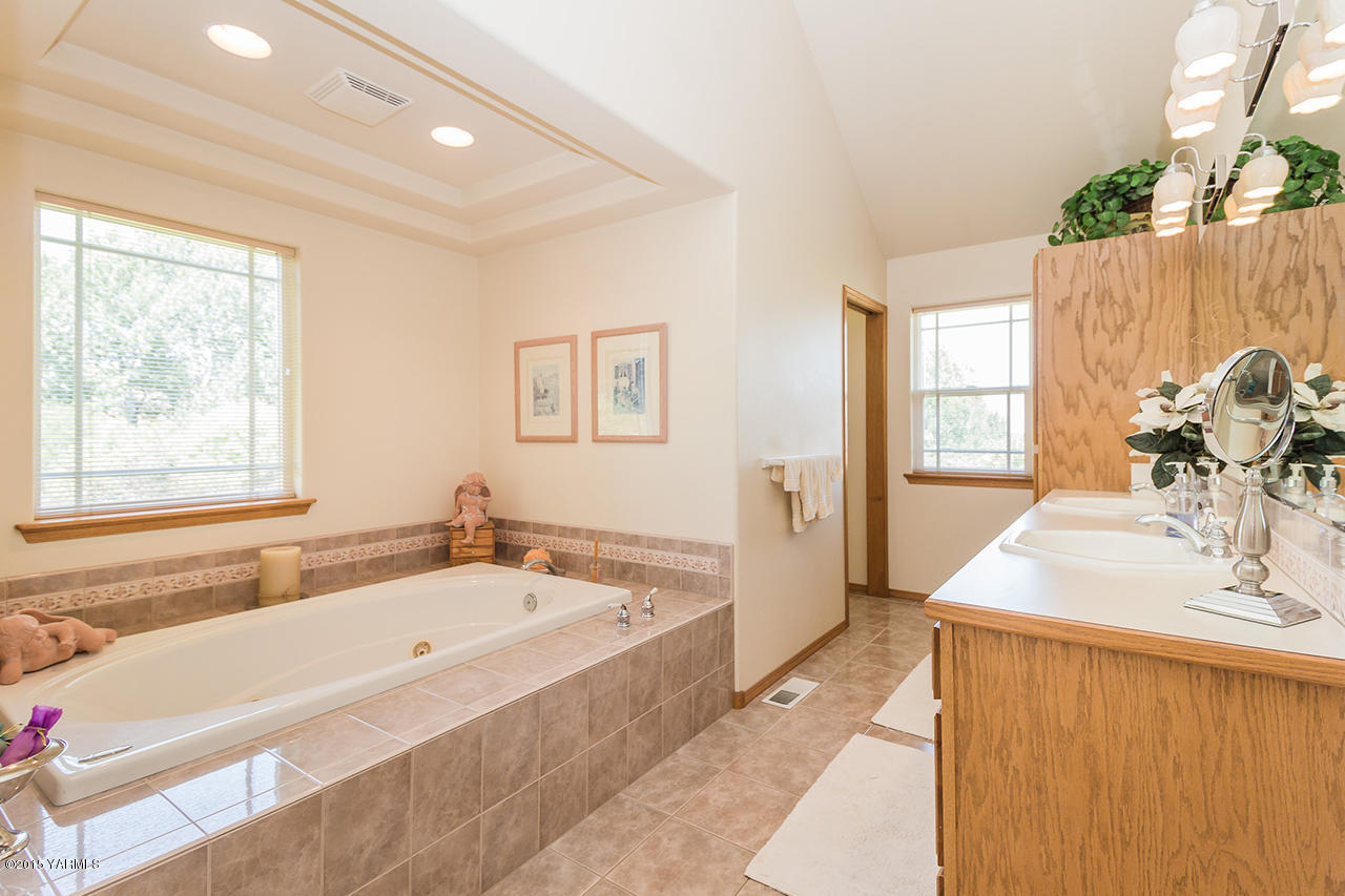 2971 Nelson Road Yakima, WA 98903 - Photo 18 of 43 a bathroom with a tub a sink and a window