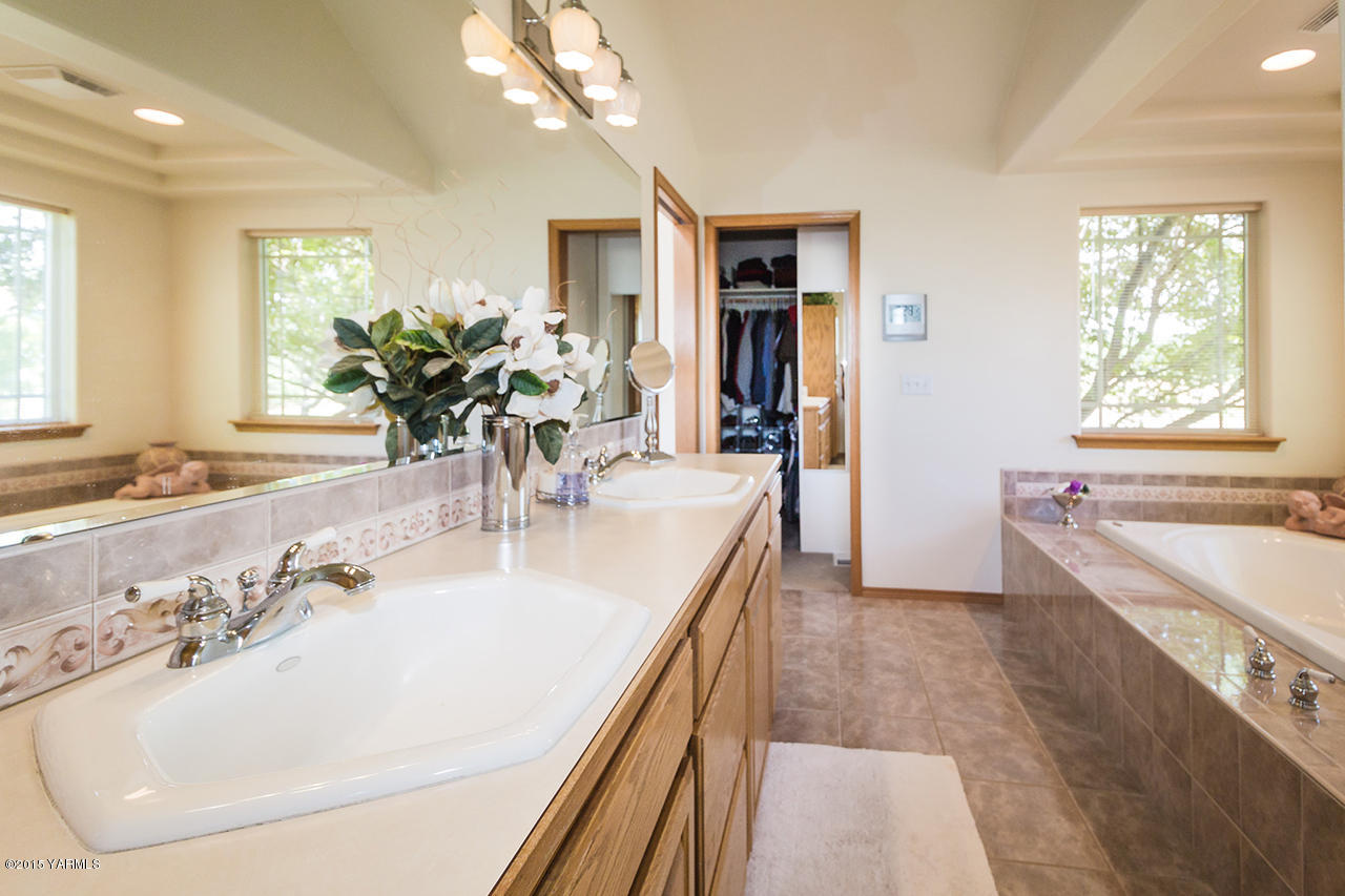 2971 Nelson Road Yakima, WA 98903 - Photo 19 of 43 a bathroom with a tub sink and mirror