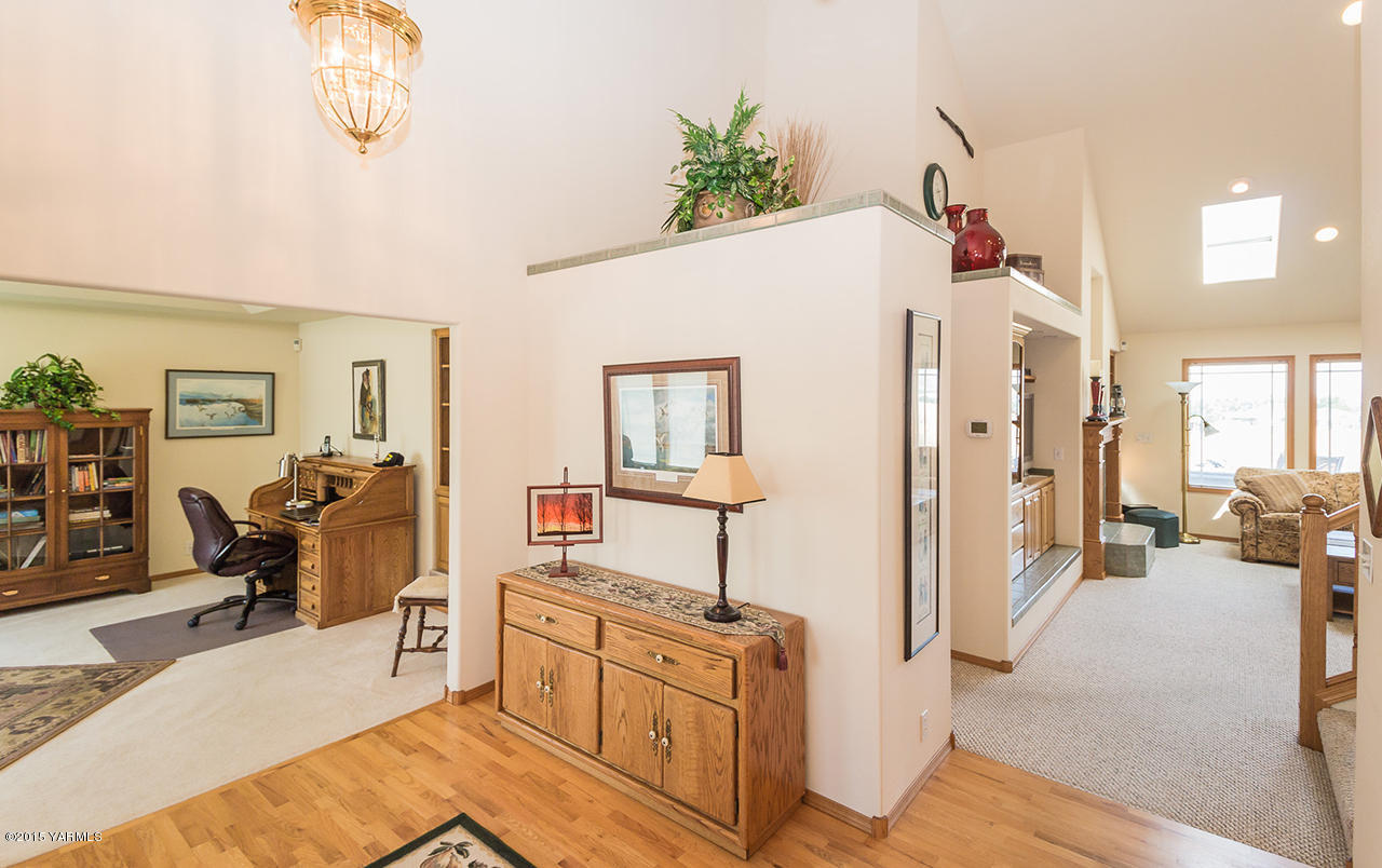 2971 Nelson Road Yakima, WA 98903 - Photo 3 of 43 a very nice looking room with a large window