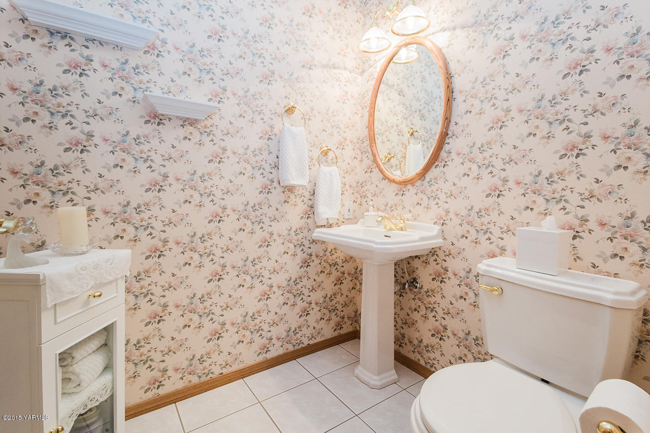 2971 Nelson Road Yakima, WA 98903 - Photo 23 of 43 a bathroom with a sink a toilet and a mirror