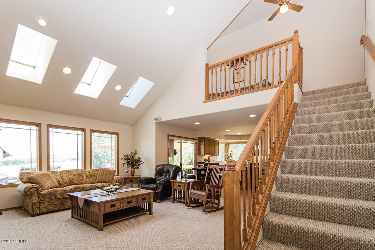 2971 Nelson Road Yakima, WA 98903 - Photo 24 of 43 a living room with furniture and a window