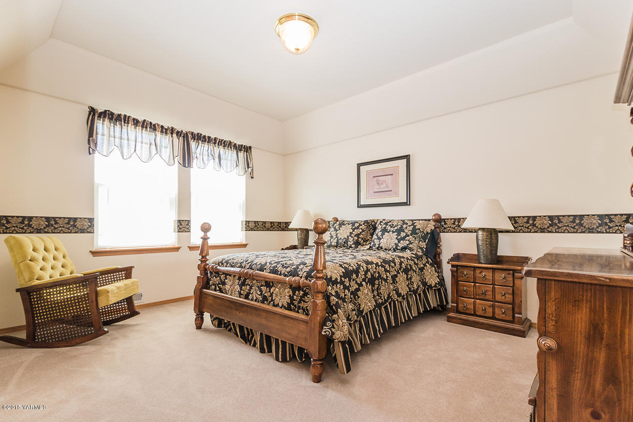 2971 Nelson Road Yakima, WA 98903 - Photo 26 of 43 a bed room with a bed and a couch