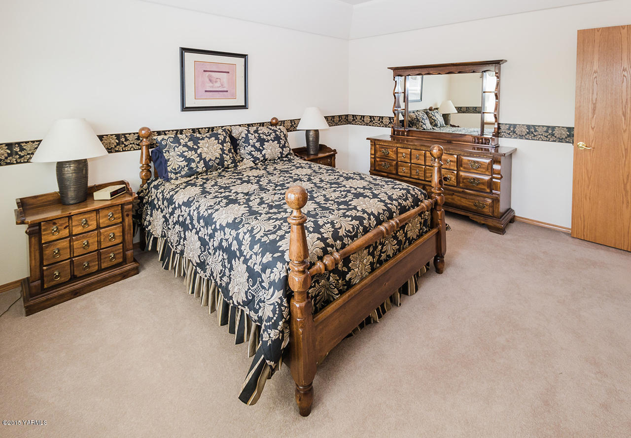 2971 Nelson Road Yakima, WA 98903 - Photo 27 of 43 a bed sitting in a bedroom and kitchen view