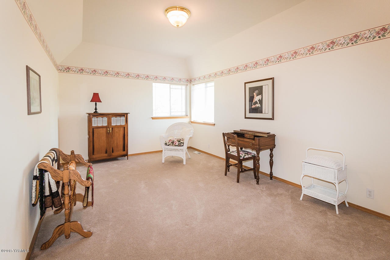 2971 Nelson Road Yakima, WA 98903 - Photo 28 of 43 a living room with furniture and a window