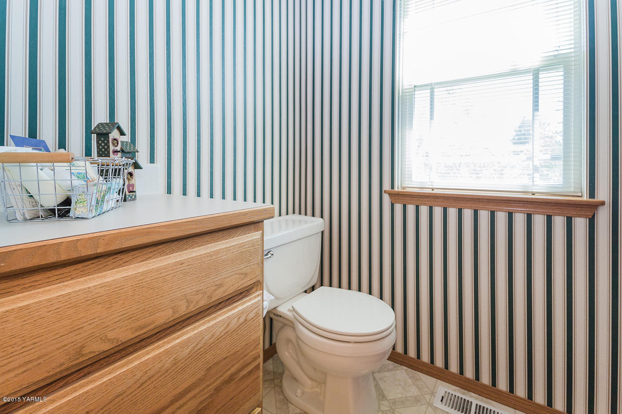 2971 Nelson Road Yakima, WA 98903 - Photo 30 of 43 a bathroom with a toilet a sink and a window