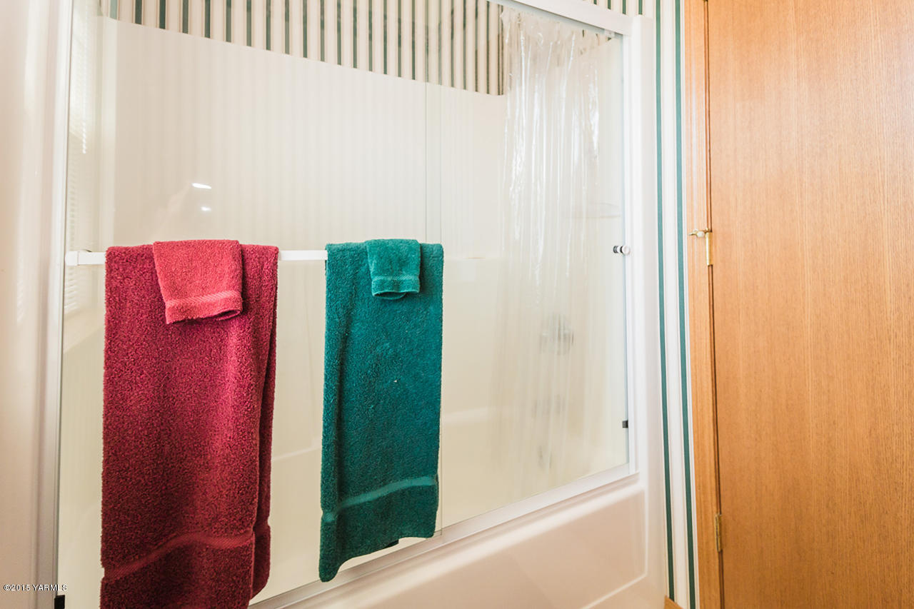 2971 Nelson Road Yakima, WA 98903 - Photo 31 of 43 a bathroom with a shower and a mirror