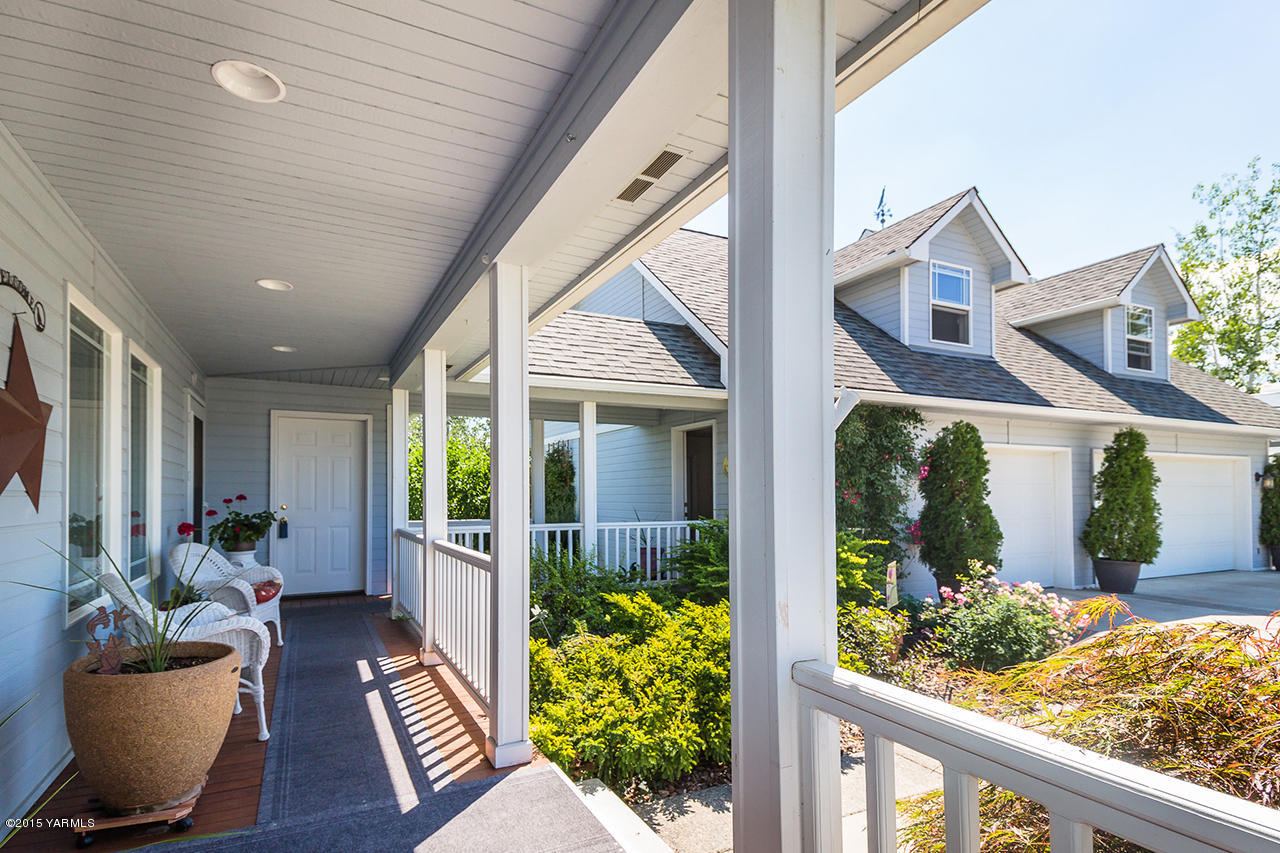 2971 Nelson Road Yakima, WA 98903 - Photo 32 of 43 a view of outdoor space and porch