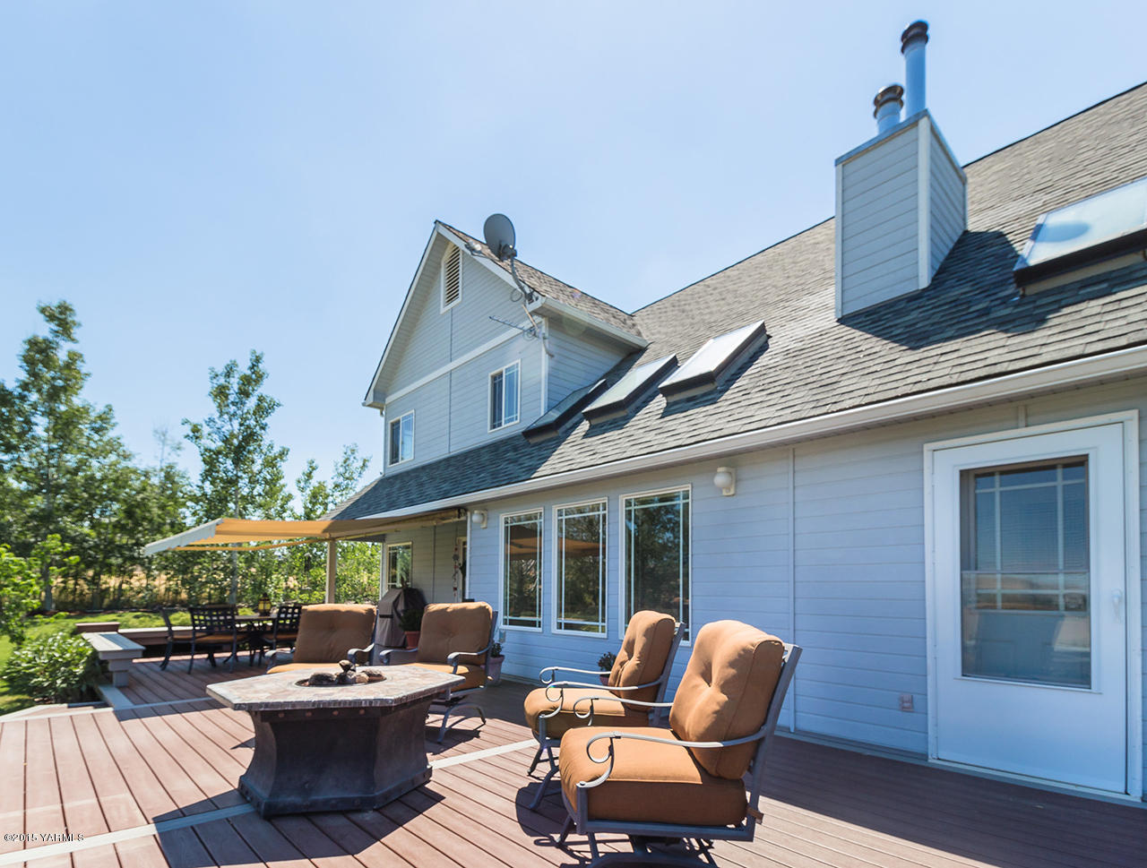 2971 Nelson Road Yakima, WA 98903 - Photo 34 of 43 a view of a patio with couches and potted plants
