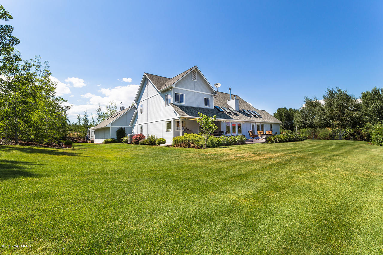 2971 Nelson Road Yakima, WA 98903 - Photo 35 of 43 a front view of house with yard and green space