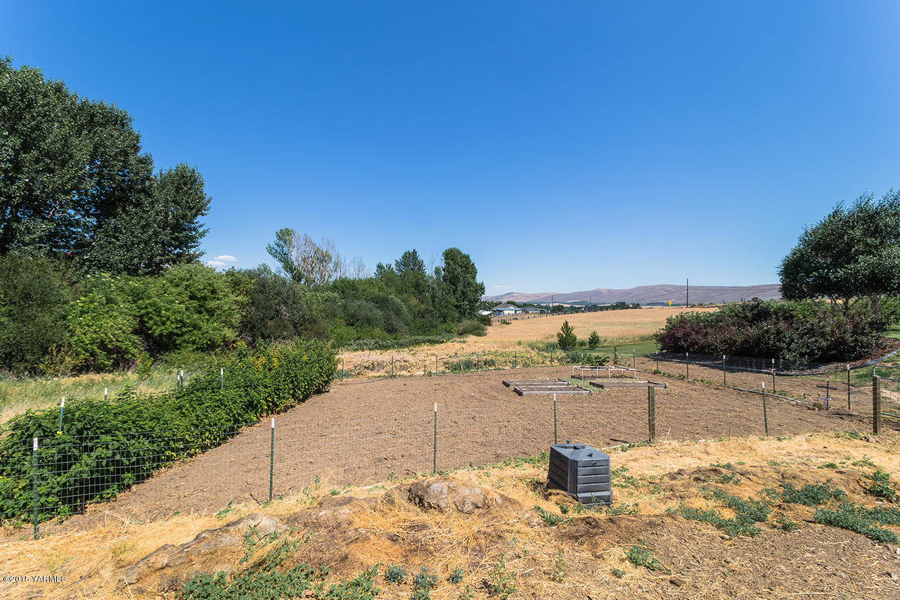 2971 Nelson Road Yakima, WA 98903 - Photo 36 of 43 a view of a road with a yard