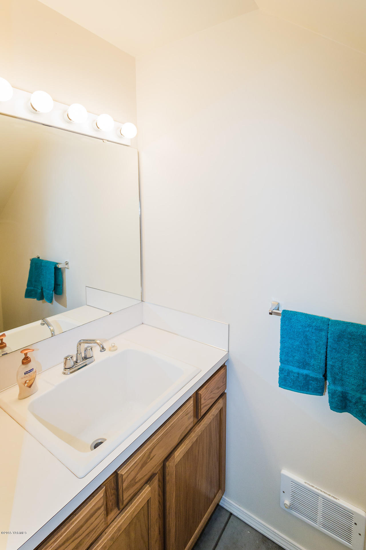 2971 Nelson Road Yakima, WA 98903 - Photo 39 of 43 a utility room with dryer and washer