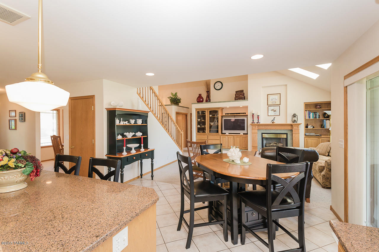 2971 Nelson Road Yakima, WA 98903 - Photo 5 of 43 a view of a dining room with furniture and wooden floor