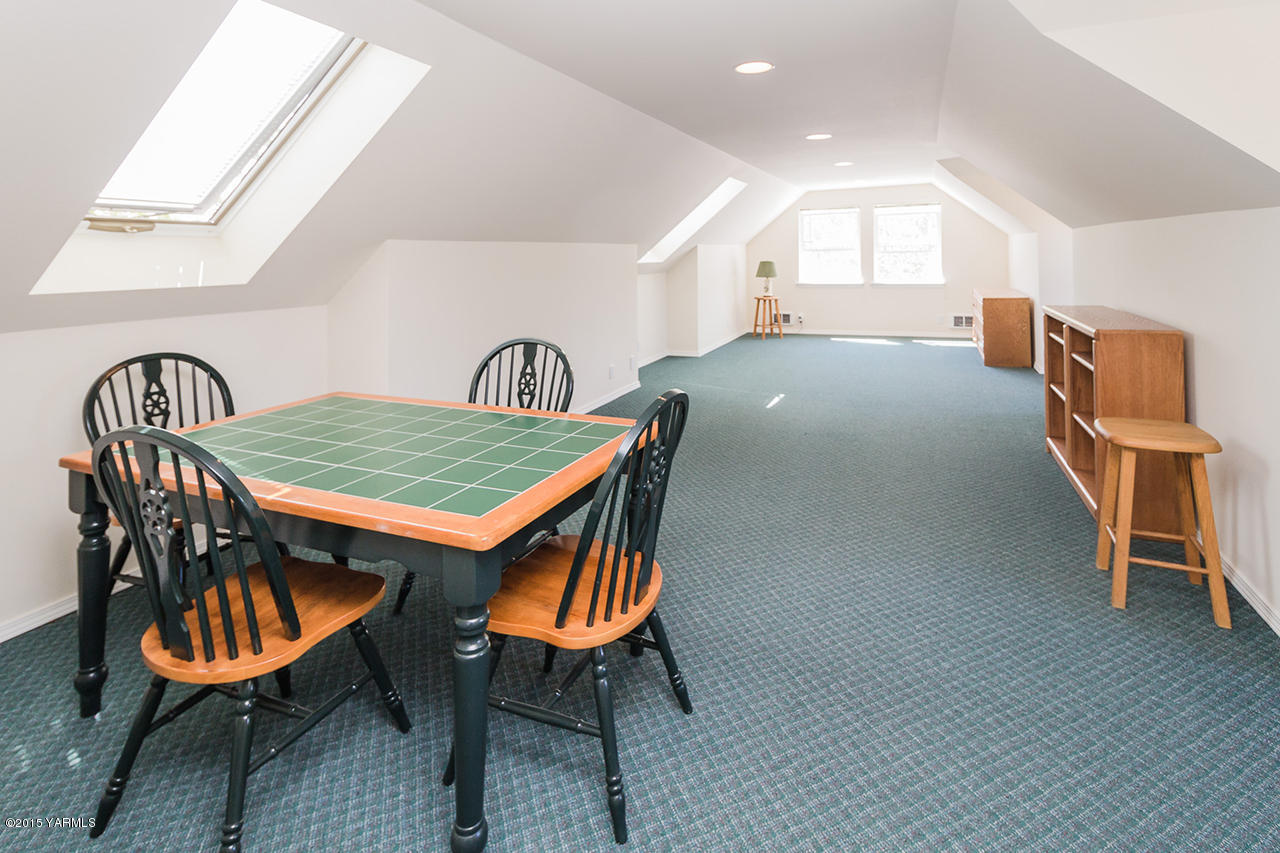2971 Nelson Road Yakima, WA 98903 - Photo 41 of 43 a dining room with furniture and wooden floor