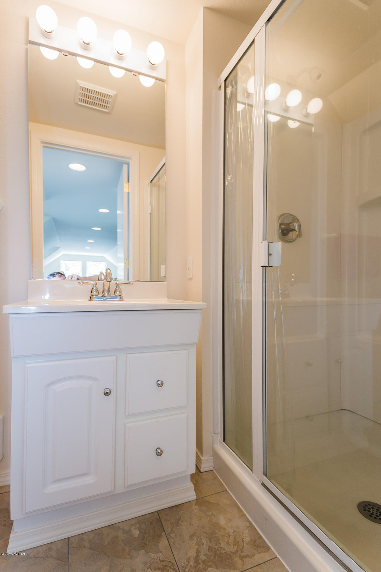 2971 Nelson Road Yakima, WA 98903 - Photo 43 of 43 a bathroom with a mirror and a shower