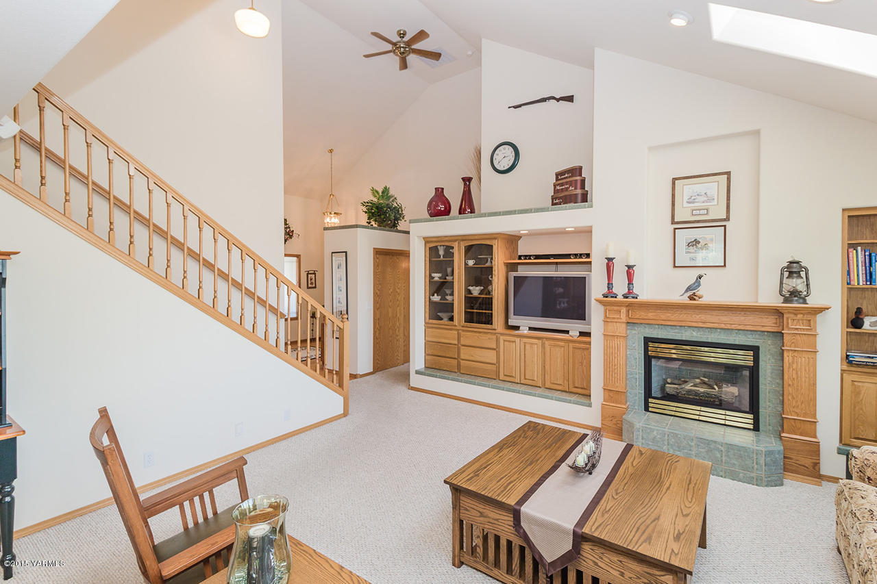 2971 Nelson Road Yakima, WA 98903 - Photo 9 of 43 a living room with furniture and a fireplace