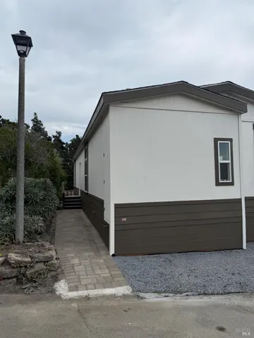 a view of entryway of the house