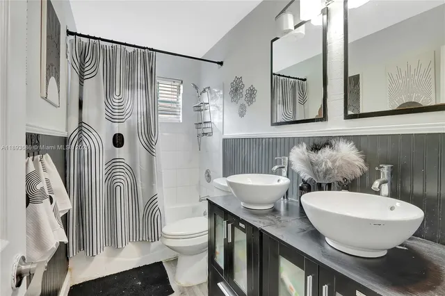 a view of empty room with front door