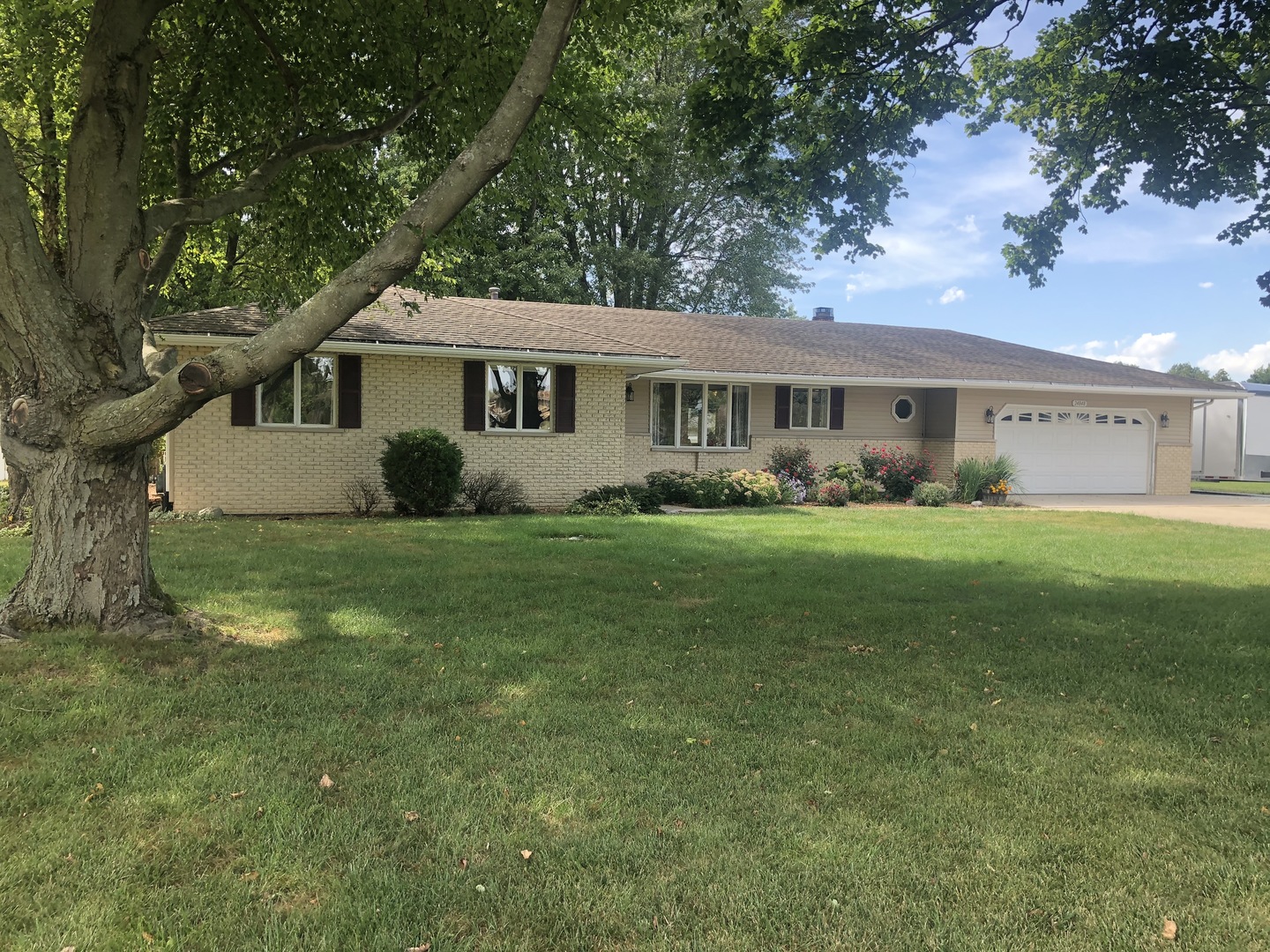 24848 South Ridge Road Elwood, IL 60421 - Photo 5 of 48 a front view of a house with garden