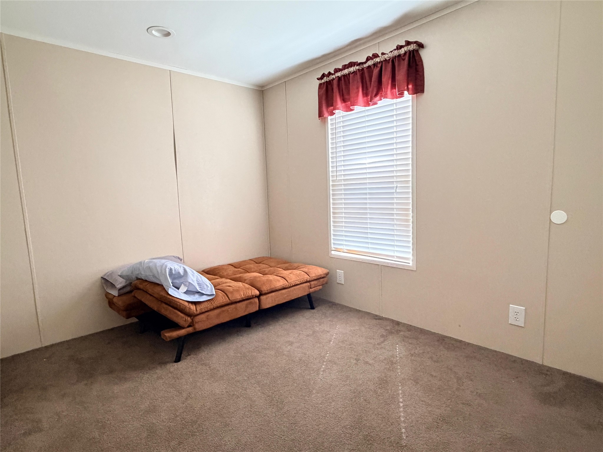 13700 Burnett Road Beasley, TX 77417 - Photo 5 of 38 a room with a window
