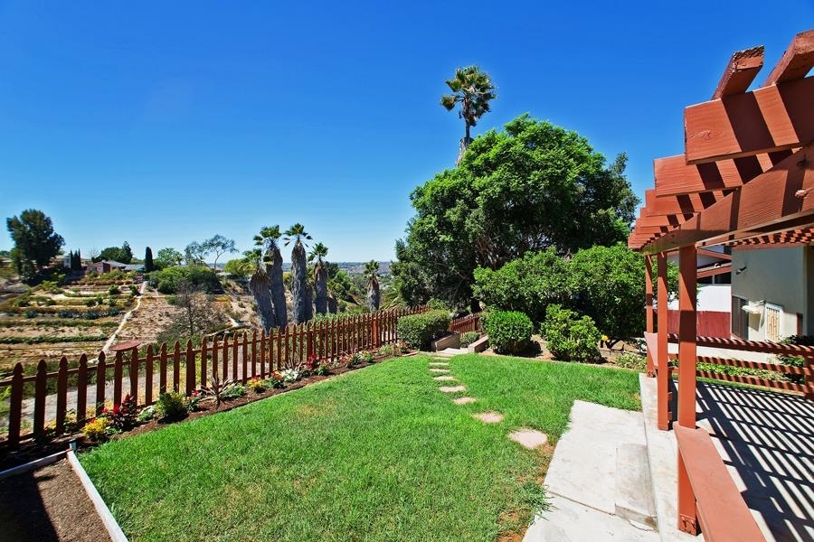 5440 Redding Road San Diego, CA 92115 - Photo 18 of 25 Room to play or plant