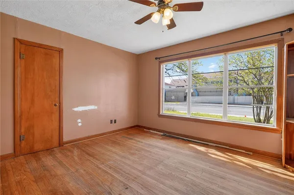 $229,900 | 600 East William Joel Bryan Parkway, Bryan, TX 77803