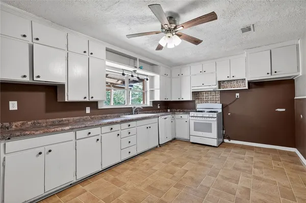 $229,900 | 600 East William Joel Bryan Parkway, Bryan, TX 77803