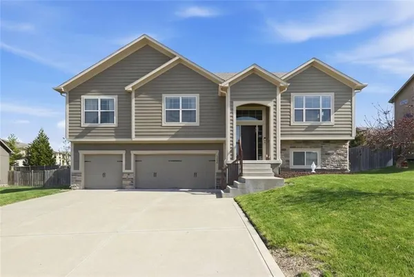 $400,000 | 1210 Mission Drive, Raymore, MO 64083