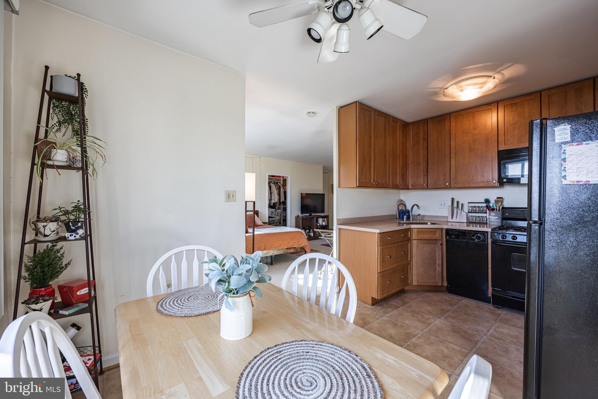 1300 South Arlington Ridge Road, Unit 717 Arlington, VA 22202 - Photo 9 of 20 Kitchen/Dining Room