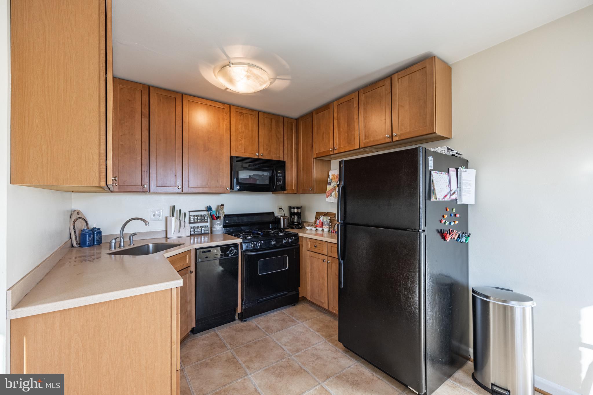 1300 South Arlington Ridge Road, Unit 717 Arlington, VA 22202 - Photo 10 of 20 Updated Kitchen