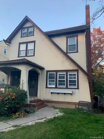 $3,100 | 46 Orchard Street, Unit B, Oyster Bay, NY 11771