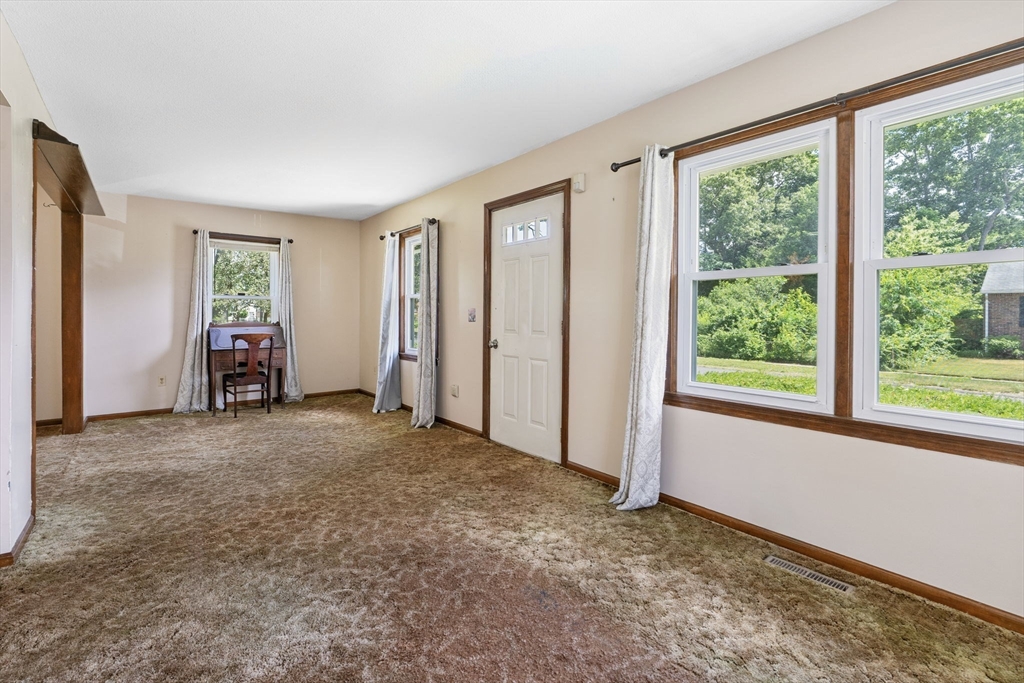 25 Prince Avenue West Springfield, MA 01089 - Photo 9 of 31