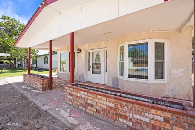 a view of a house with a backyard and a tub