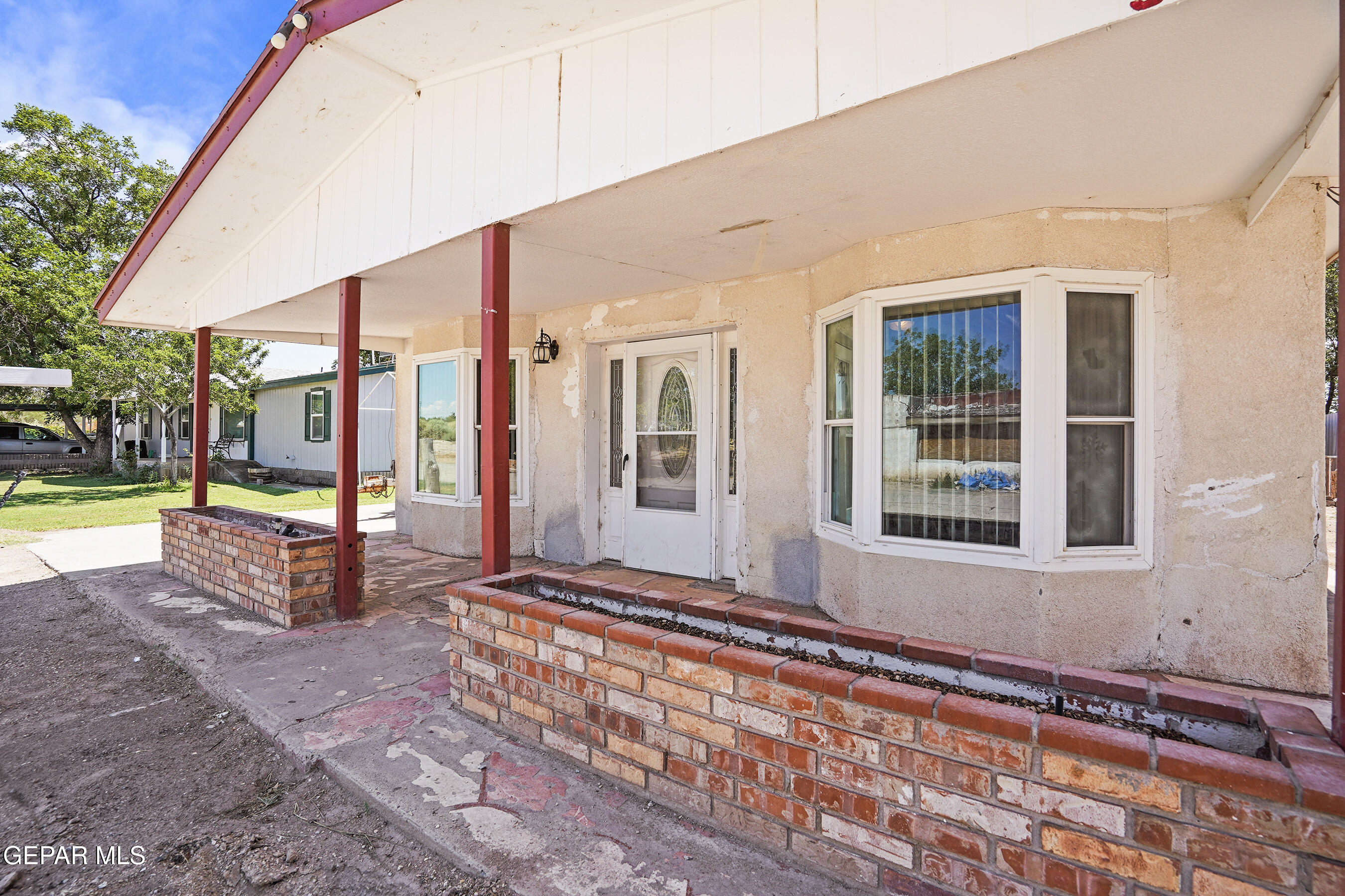 a view of a house with a backyard and a tub