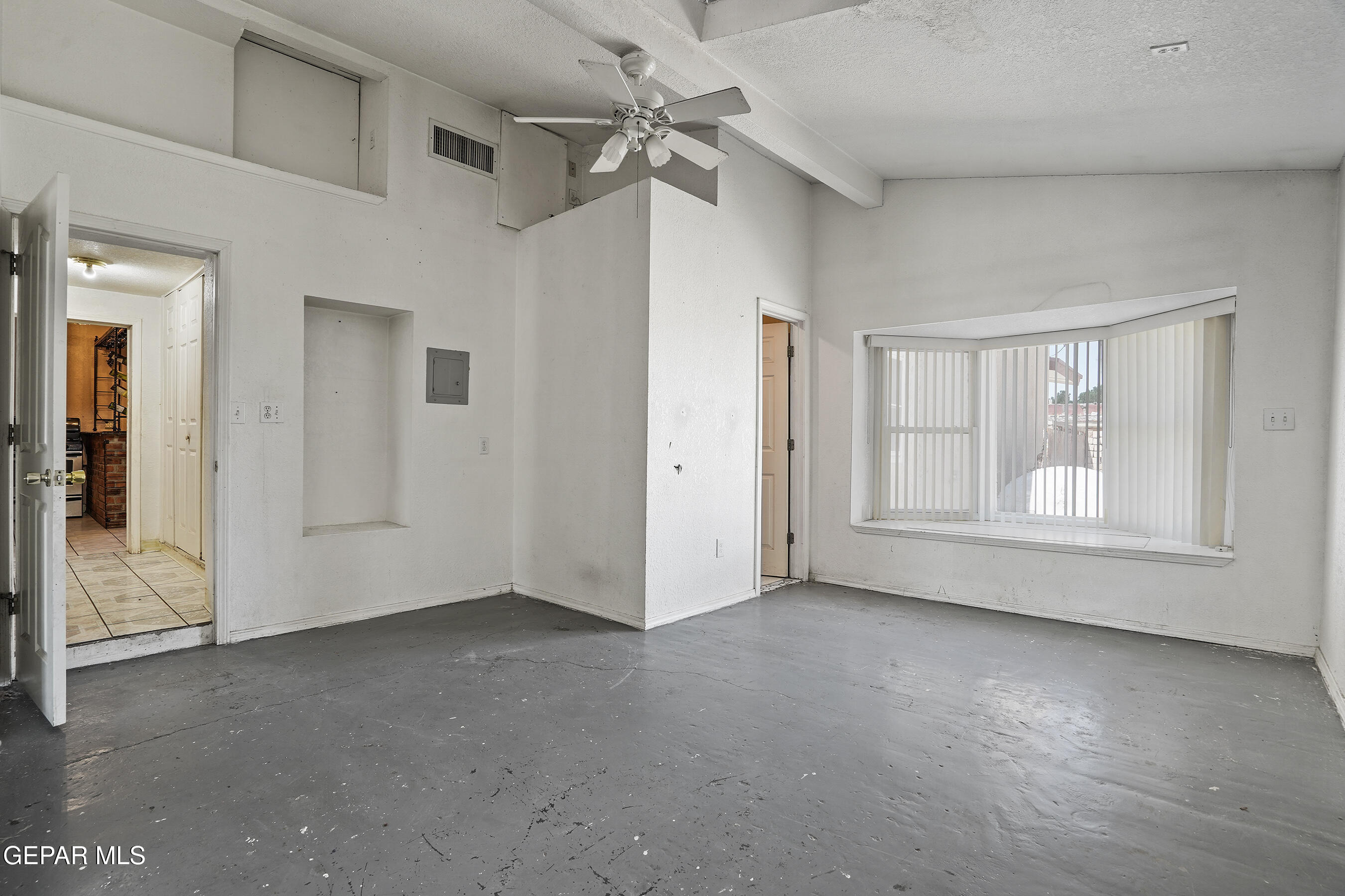 306 A Street Southwest Fabens, TX 79838 - Photo 17 of 37 an empty room with windows and closet
