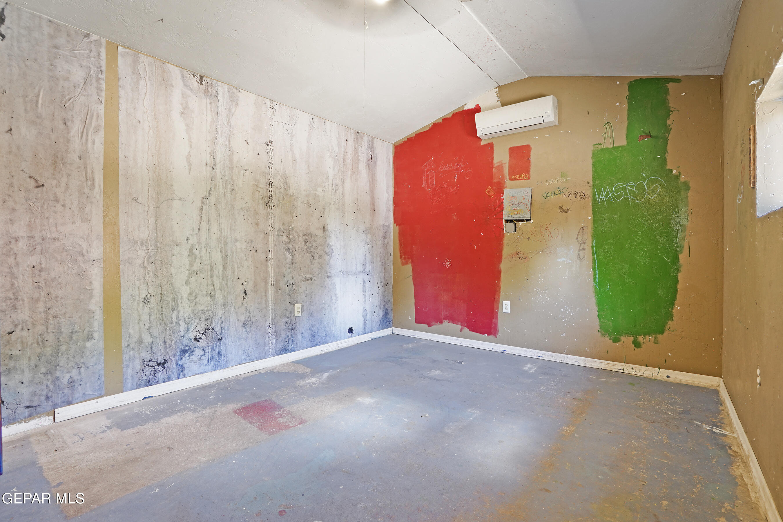 306 A Street Southwest Fabens, TX 79838 - Photo 32 of 37 a view of a livingroom with entryway